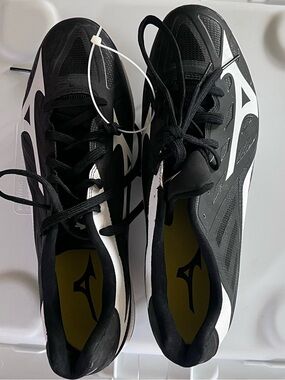 Mizuno Black and White Softball Cleats NWOT